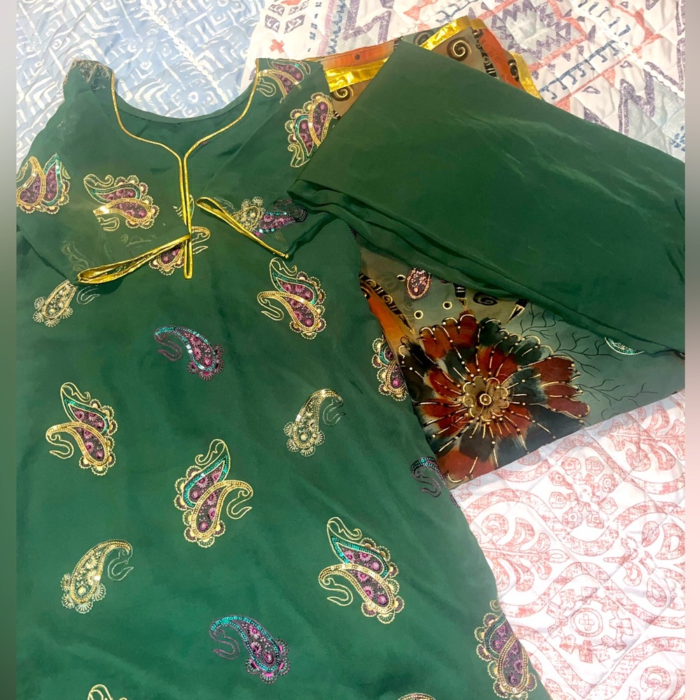 3 pcs medium pakistani/indian dress included shirt, pants and scarf.
